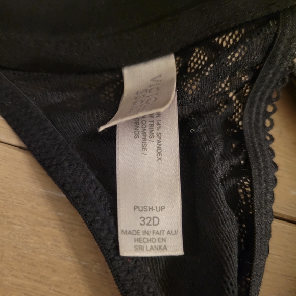Victoria's Secret Push-Up Bra 32D - Picture 6 of 6